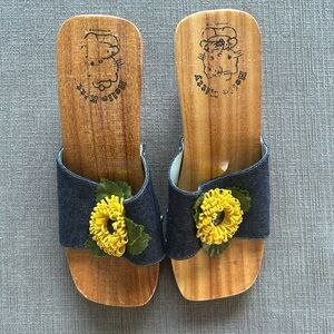 Hello Kitty Wooden Wedges with Yellow Flower